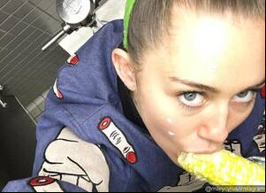 Miley Cyrus Peeing Porn - You'll Be Surprised to See What Miley Cyrus' Doing in Her Latest Selfie